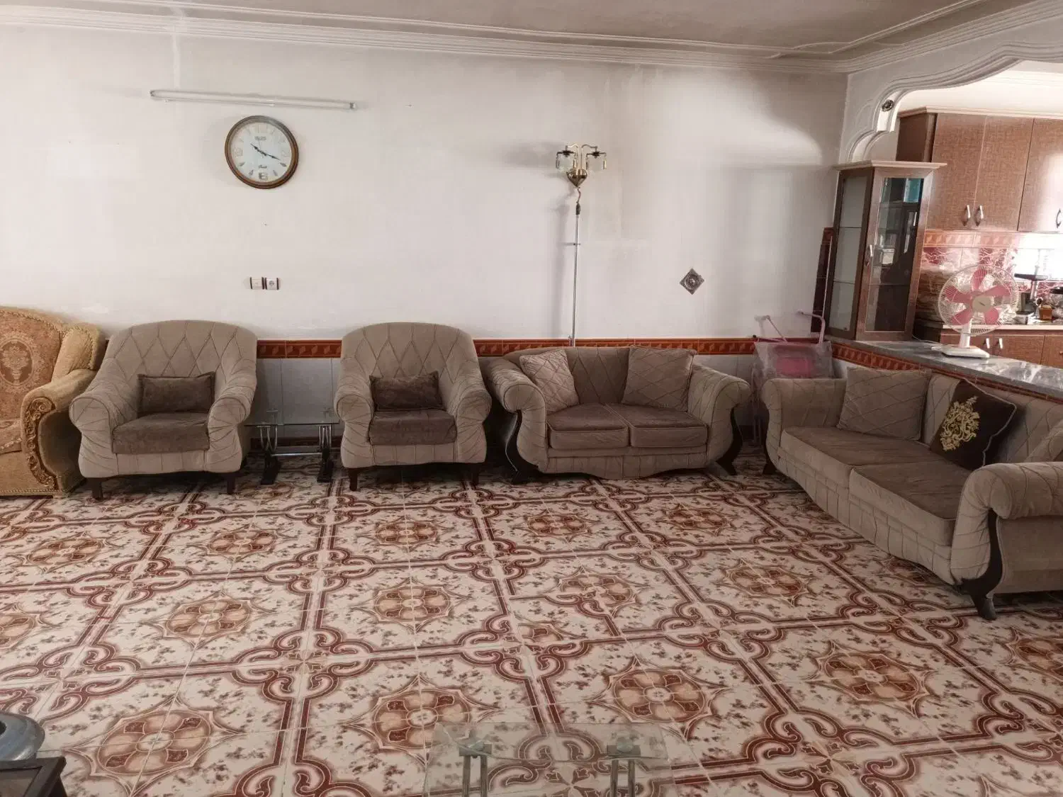 مبل راحتی و چستر|مبلمان خانگی و میز عسلی|عجب شیر, |دیوار