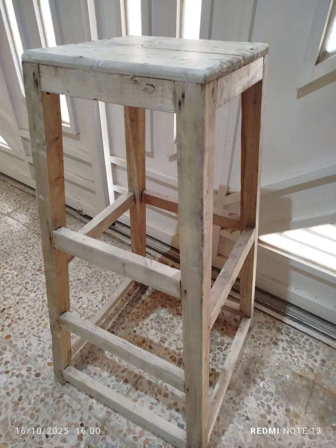 چهارپایه|صندلی و نیمکت|تیران, |دیوار