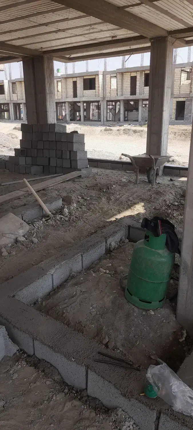 نیاز مند ۲ نفر کارگر کمک قالب بند  کار در میناب|استخدام معماری، عمران و ساختمانی|میناب, |دیوار