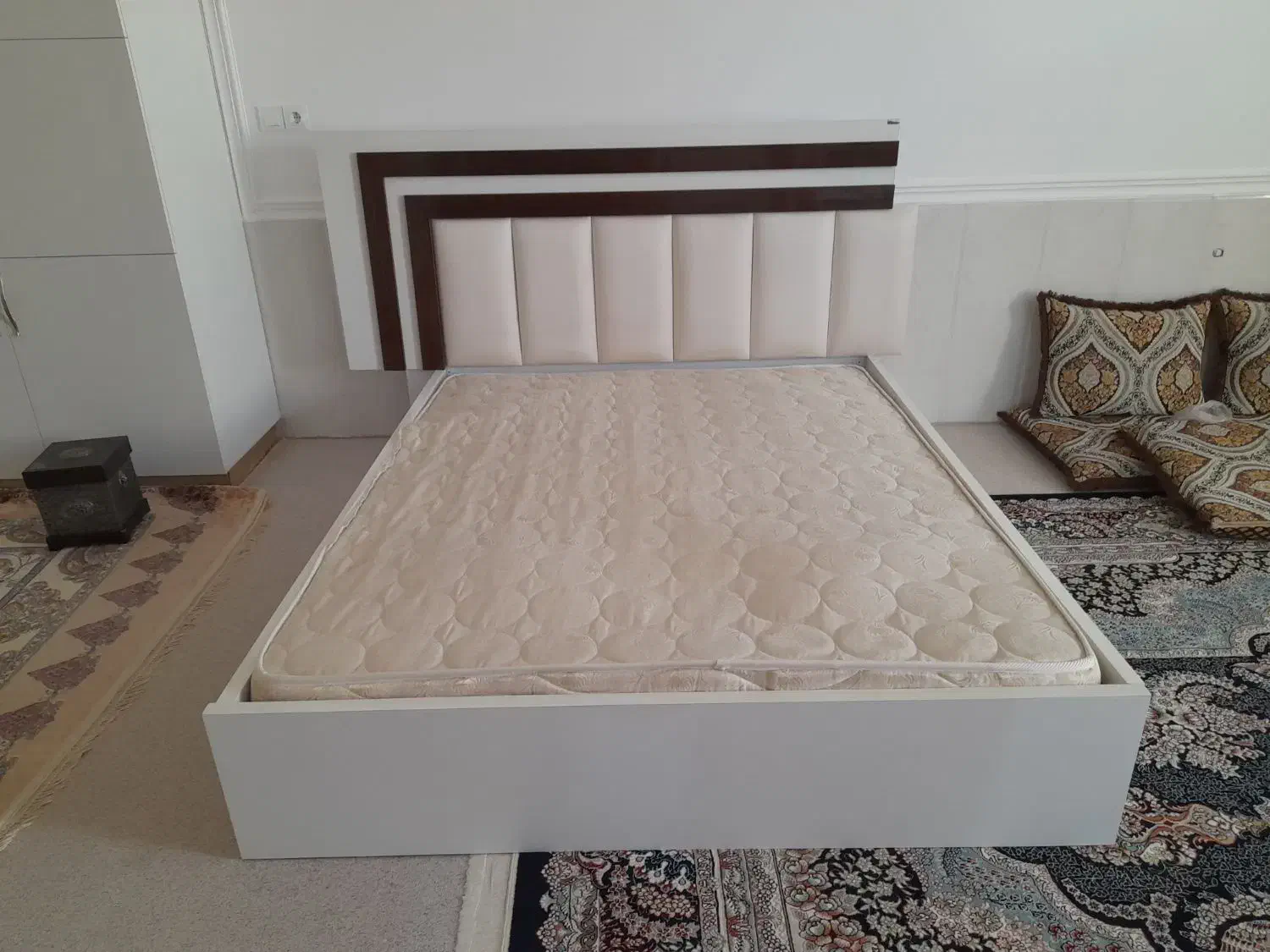 تخت دو نفره با تشک و پاتختی|تخت و سرویس خواب|لار, |دیوار