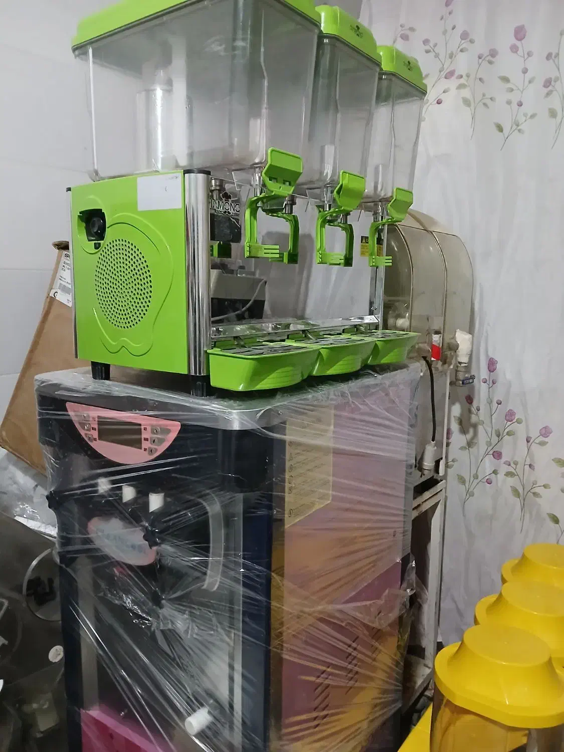 لوازم کافه بستنی یخچال و دستگاه شربت ساز|کافیشاپ و رستوران|شیراز, پادگان ولیعصر|دیوار