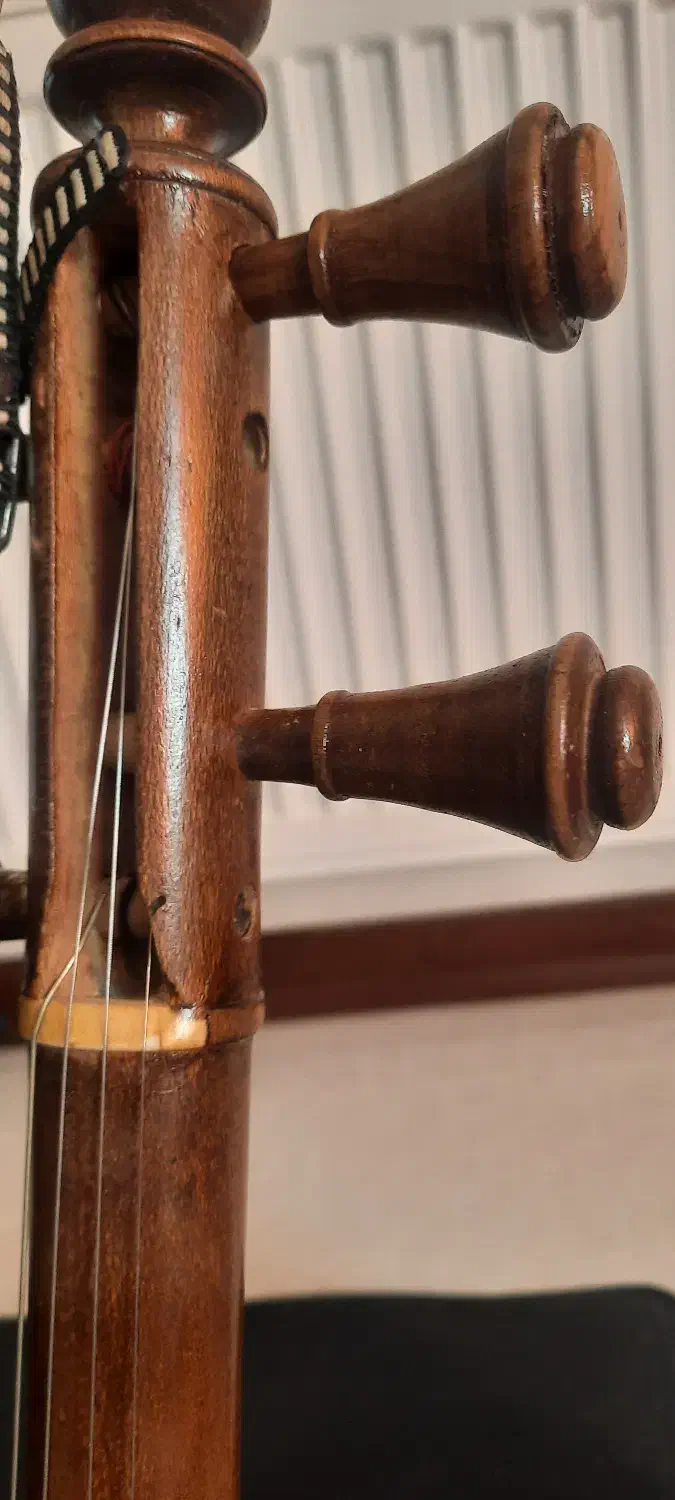 کمانچه قدیمی|سازهای سنتی|شیروان (خراسان), |دیوار