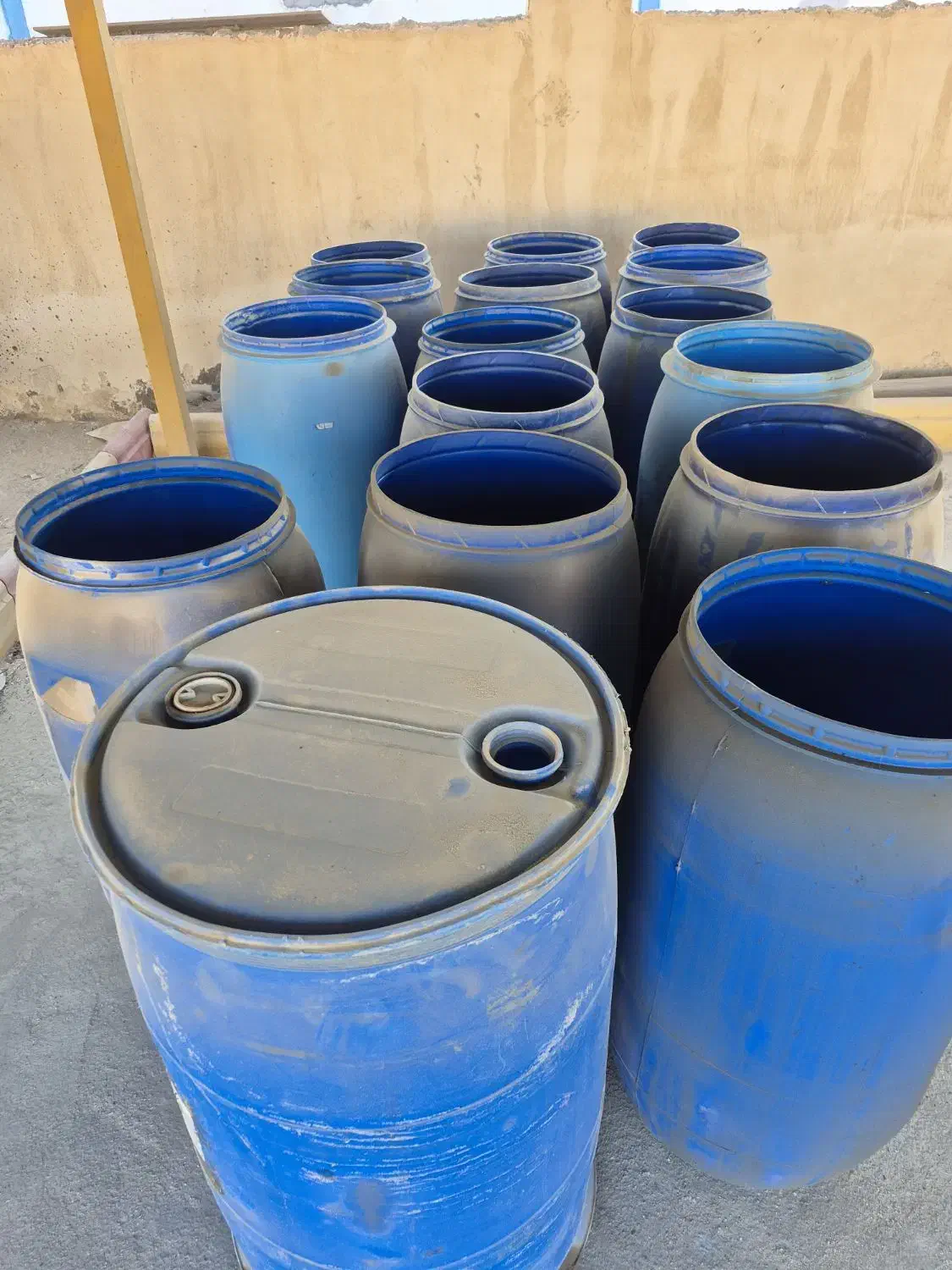 بشکه های صد وشصت لیتری پلاستیکی و220لیتری فلزی|ظروف نگهدارنده، پلاستیکی، یک‌بارمصرف|قشم, |دیوار