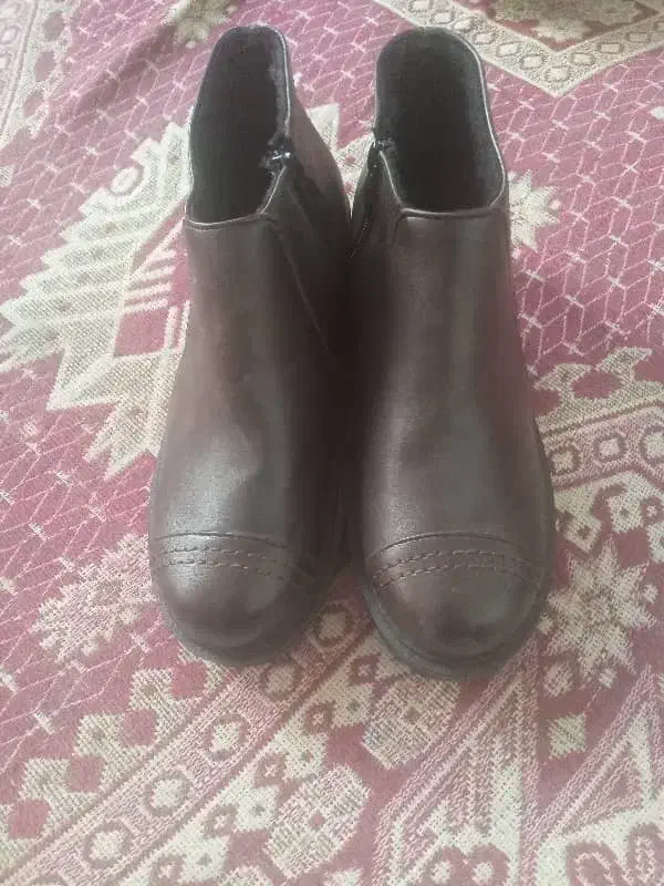 نیم بوت زنانه|کیف، کفش، کمربند|شیراز, لب آب|دیوار