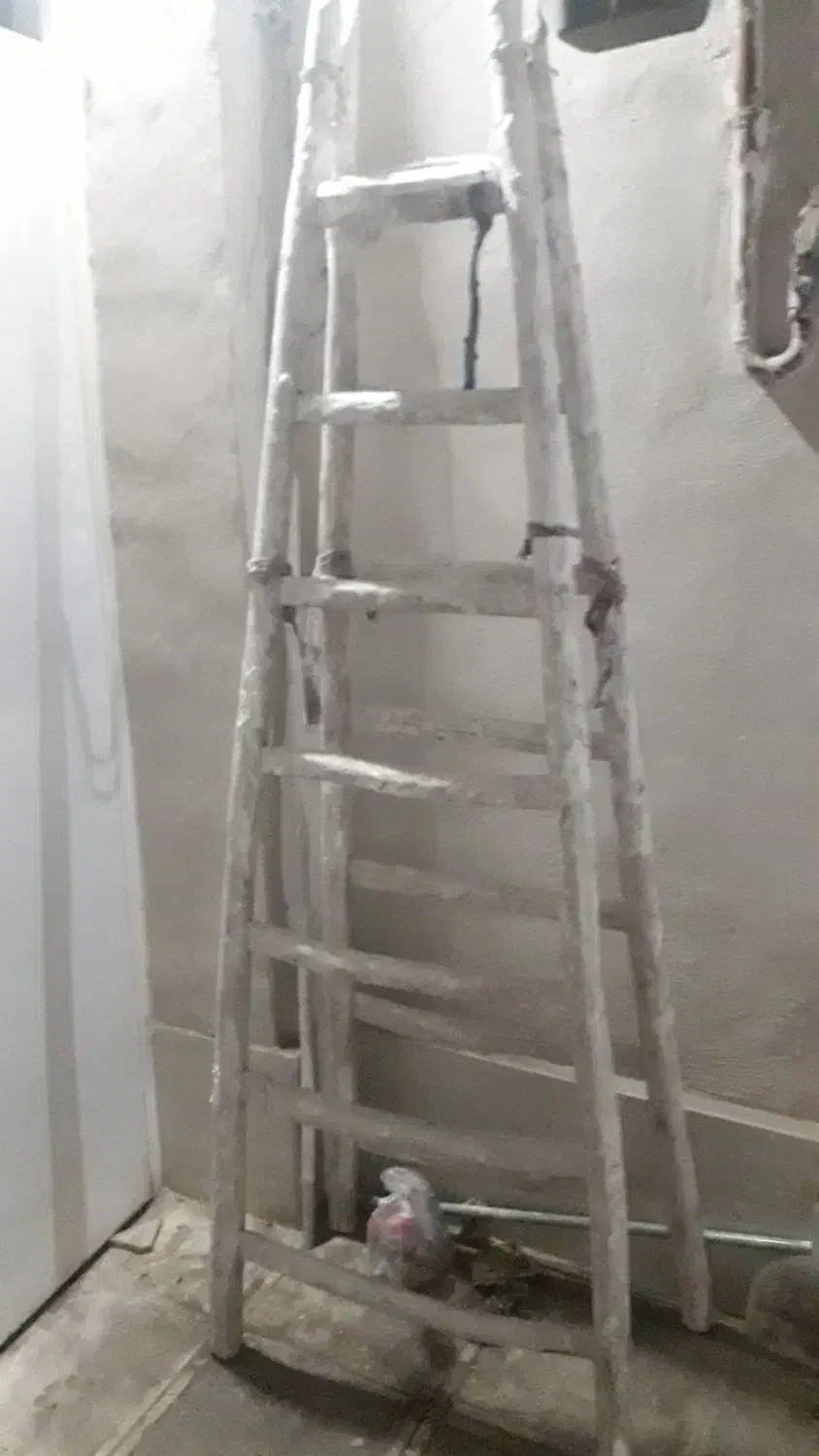 نردبان‌ سالم‌ پمپ‌ باد‌‌ و‌ کل‌ وسایلارو‌ با‌ هم|مصالح و تجهیزات ساختمان|میان ولایت, |دیوار