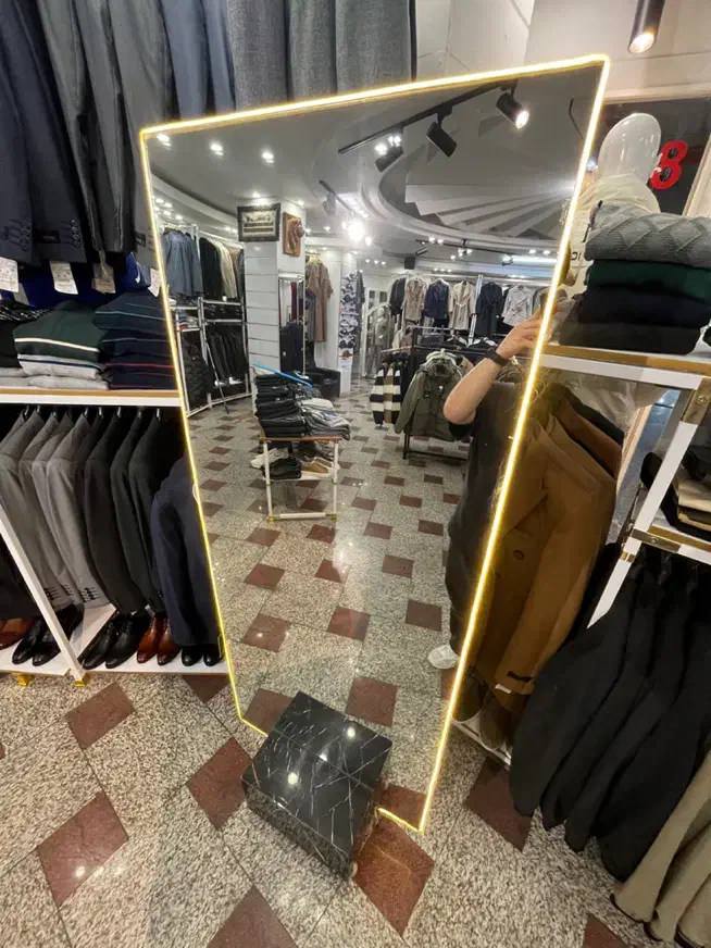 اینه ایستاده با پایه چراغ دور آینه|آینه|قدس, شهر‌قدس|دیوار