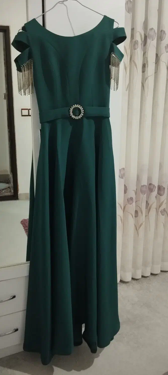 لباس مجلسی|لباس|اقبالیه, |دیوار