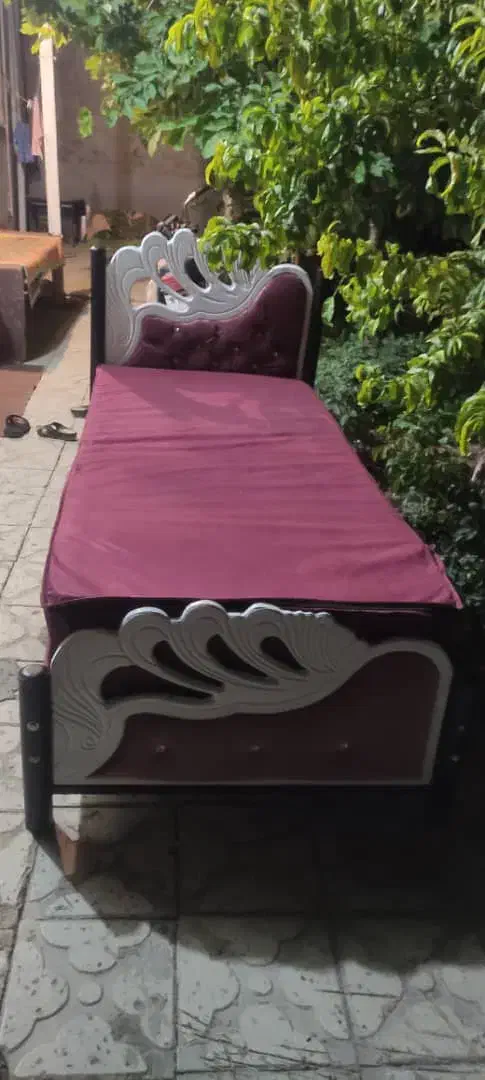 تخت یکنفره فلزی بدون تشک|تخت و سرویس خواب|درگزین, |دیوار