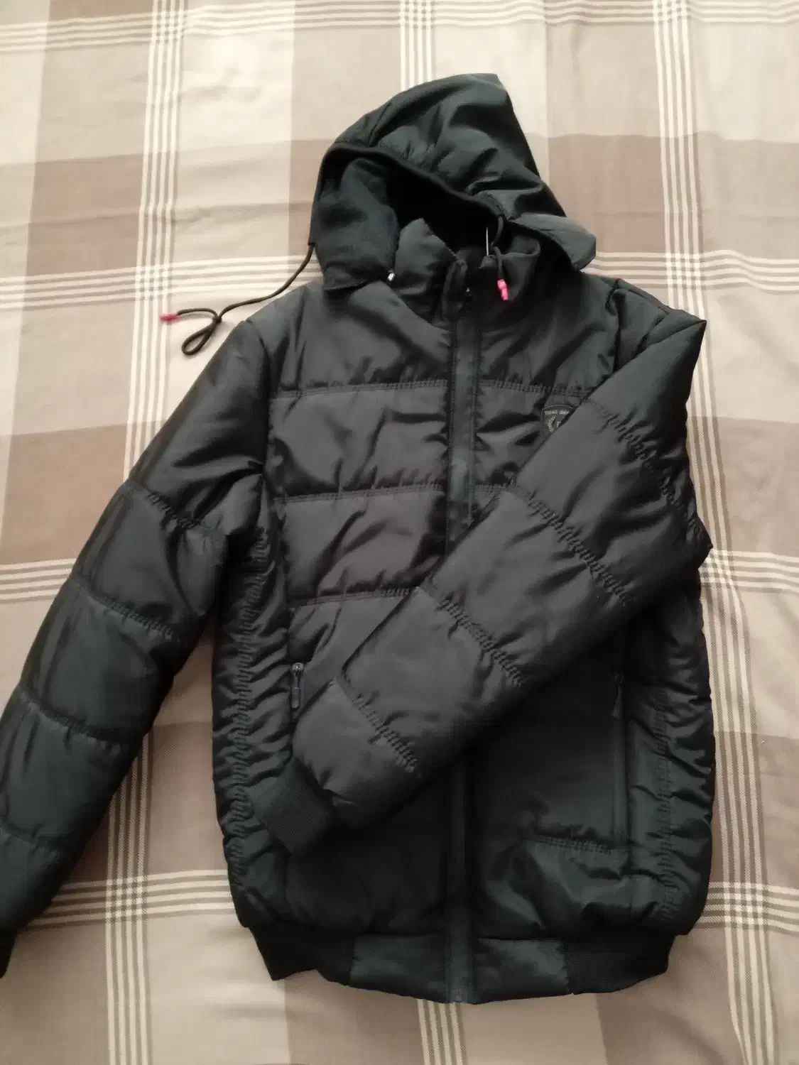 کاپشن|لباس|رباط‌کریم, رباط‌کریم|دیوار