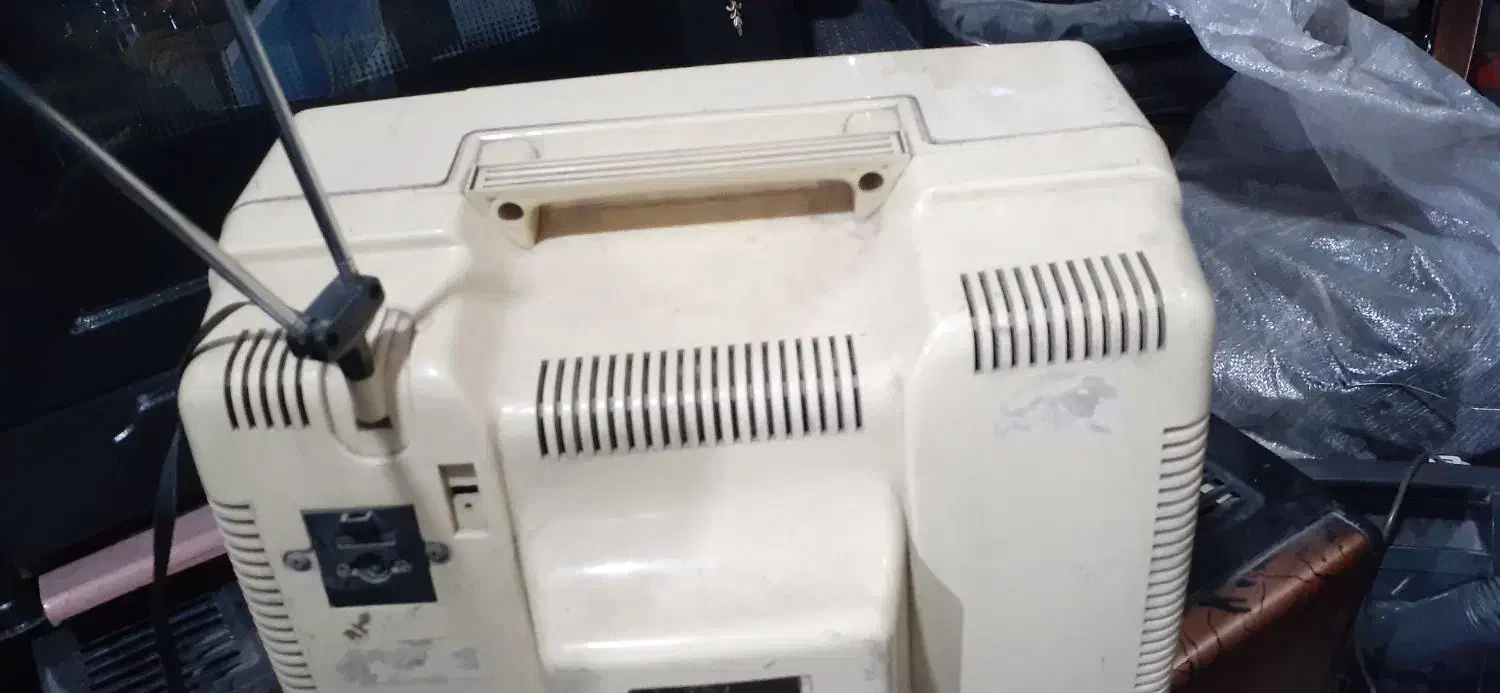 تلوزیون کوچک قدیمی در سمساری امیری|تلویزیون و پروژکتور|تبریز, |دیوار