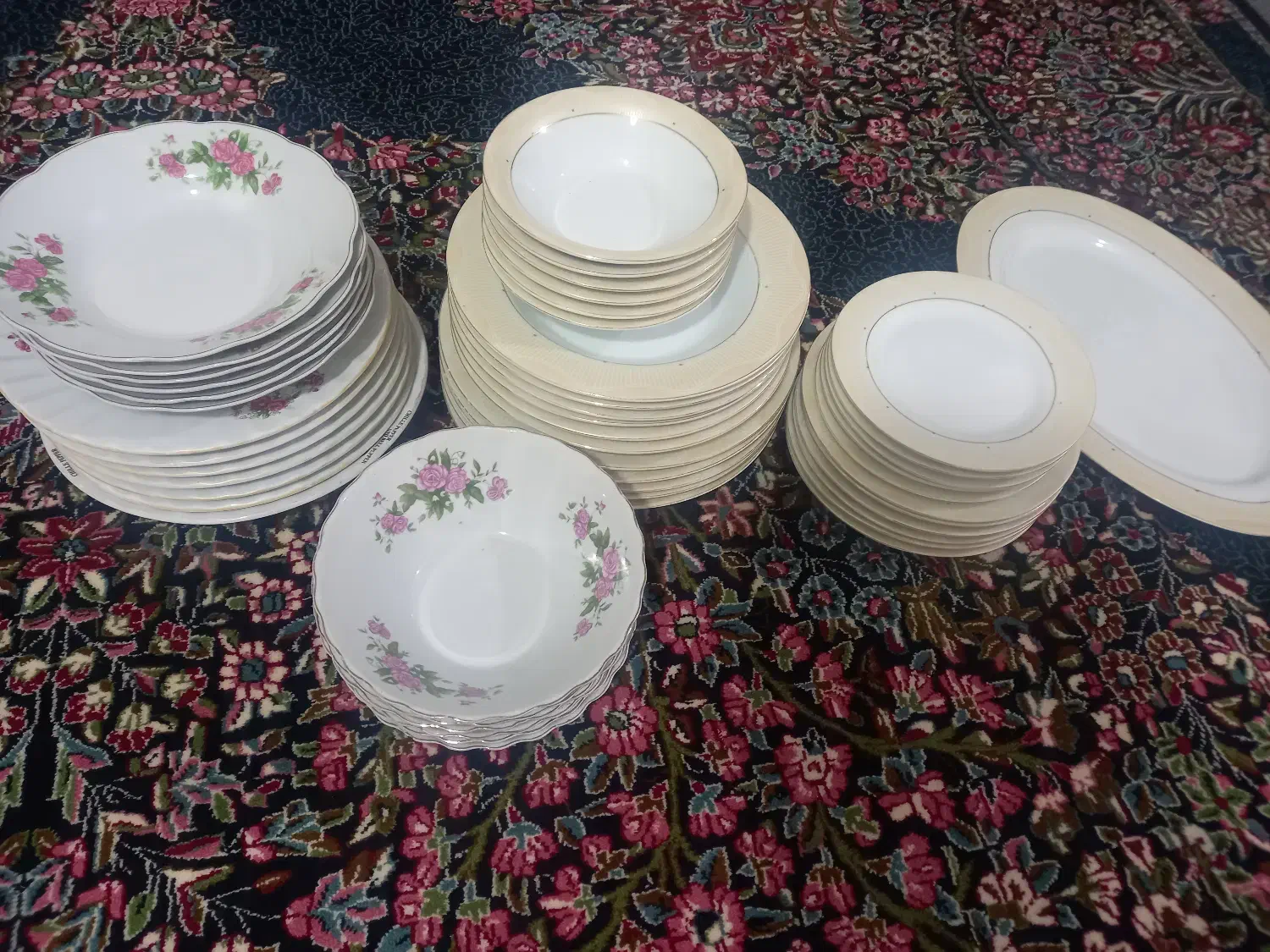 مقداری ظروف چینی|ظروف سرو و پذیرایی|بروجرد, |دیوار