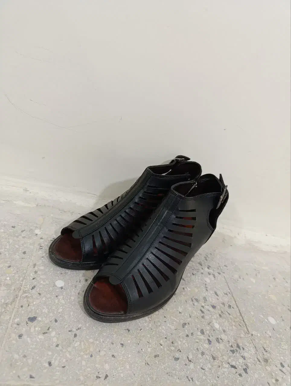 کفش زنانه|کیف، کفش، کمربند|رباط‌کریم, رباط‌کریم|دیوار