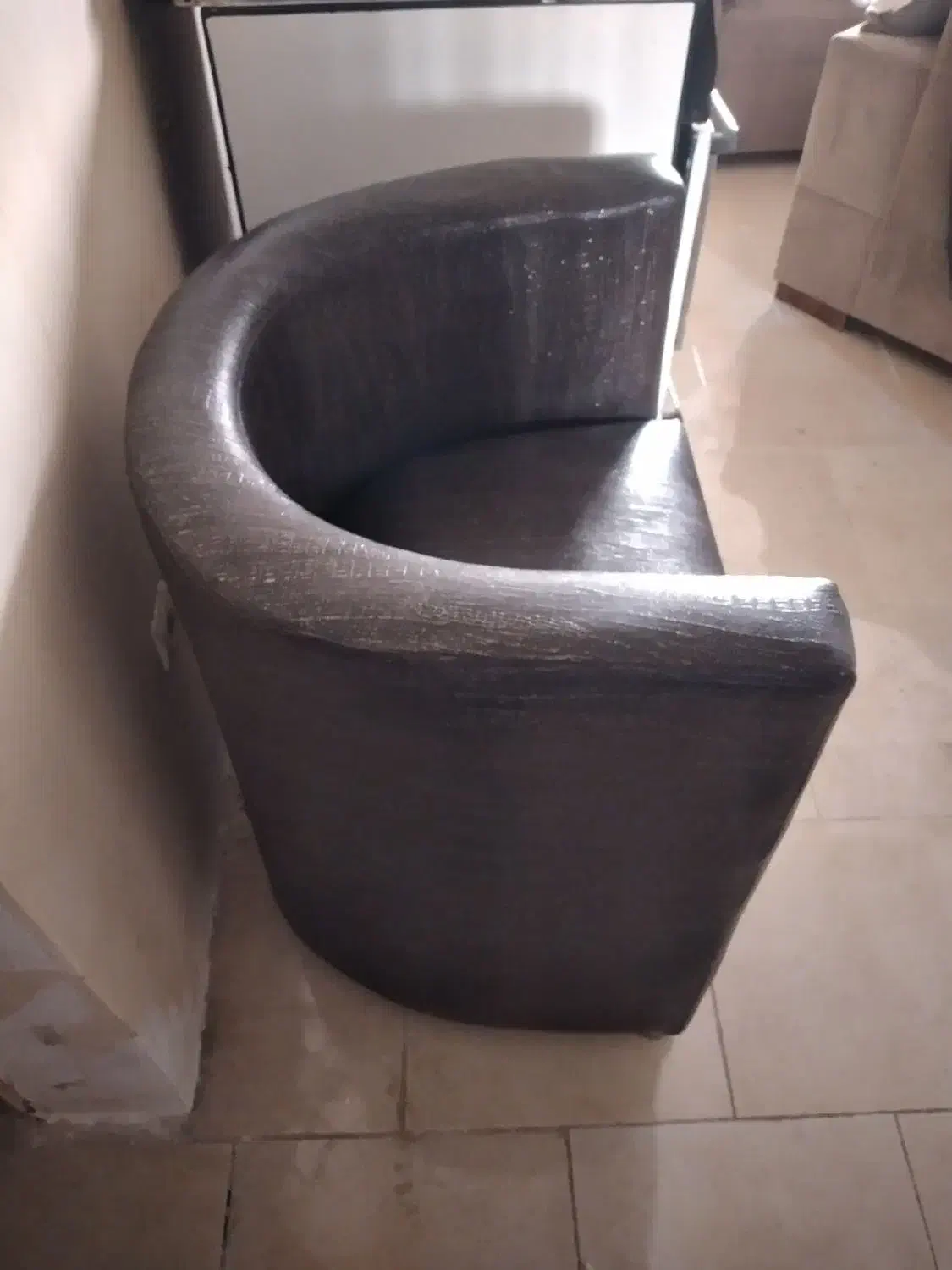 صندلی چرم قهوه ای|مبلمان خانگی و میز عسلی|رباط‌کریم, مسکن مهر آبشناسان|دیوار