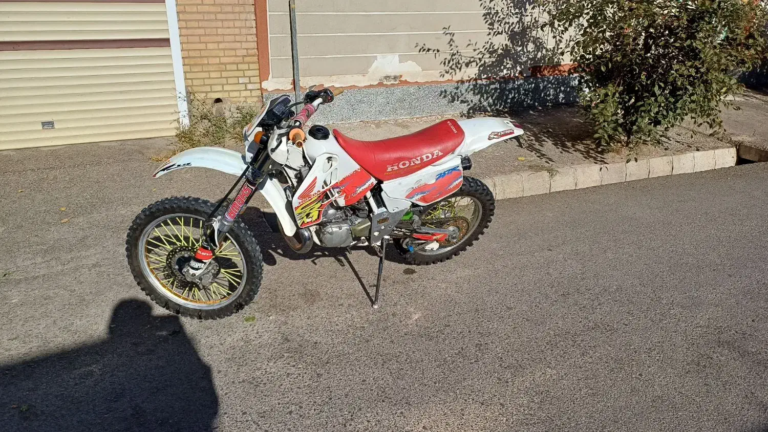 crm250 سی ار ام|موتورسیکلت|شبستر, |دیوار