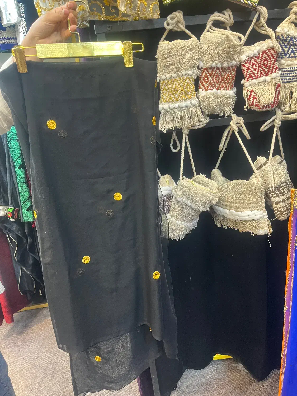 چادر کار شده با گلابتون|لباس|گلبهار, شهر جدید گلبهار|دیوار