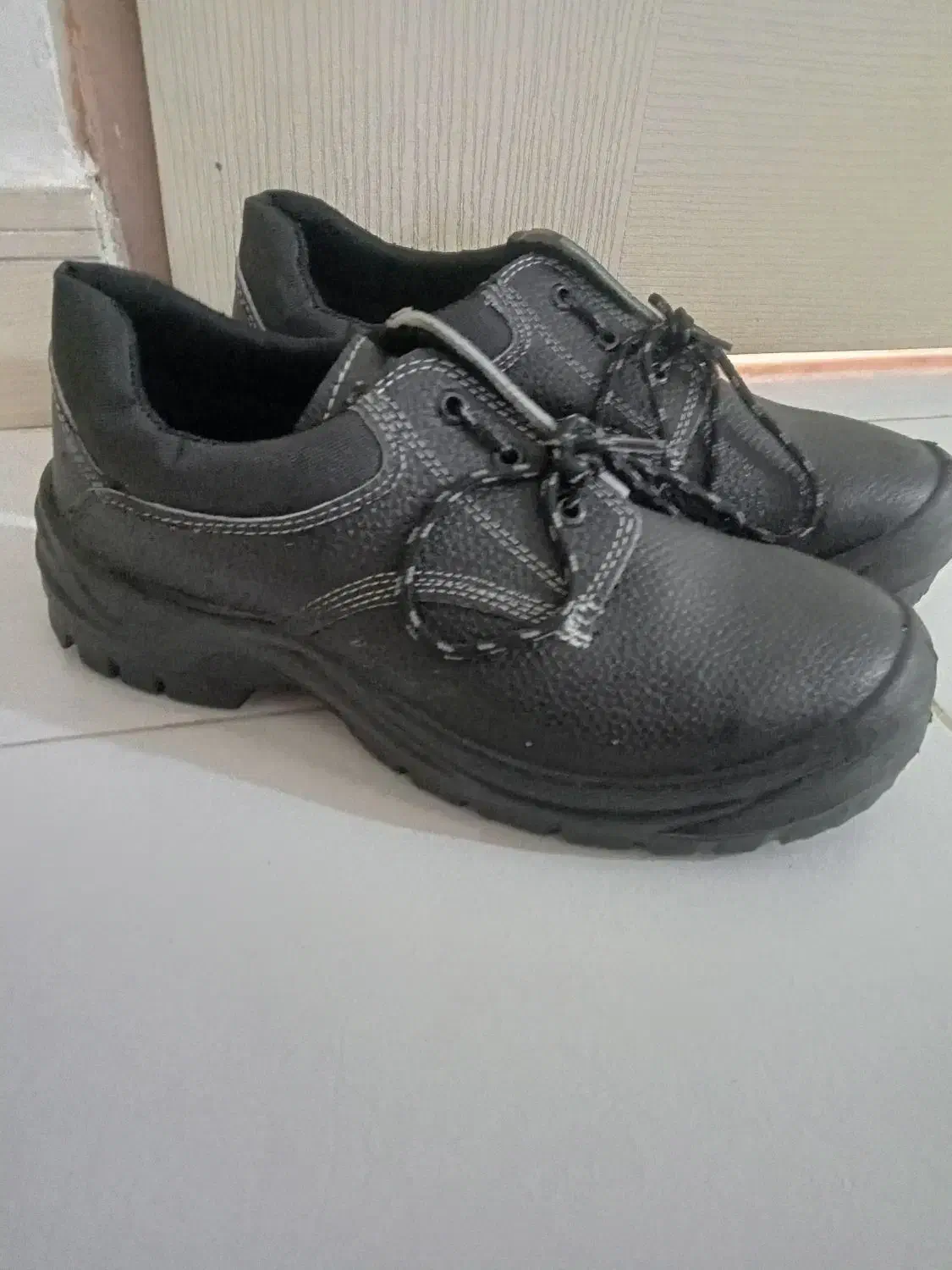 کفش کار|کیف، کفش، کمربند|ربط, |دیوار