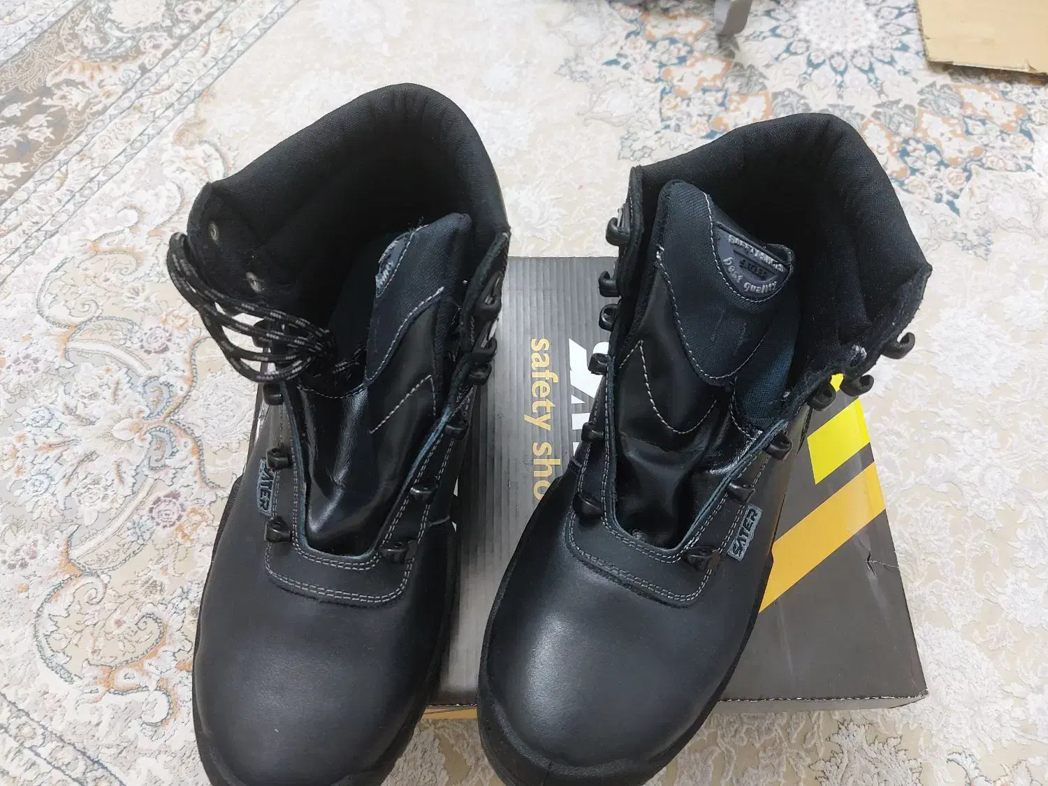 کفش ایمنی بهشتیان|کیف، کفش، کمربند|اندیشه, اندیشه فاز ۳|دیوار