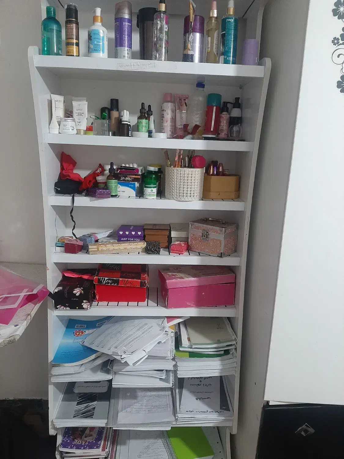 میز تحریر و کمد|کتابخانه، شلف، قفسه‌های دیواری|الشتر, |دیوار