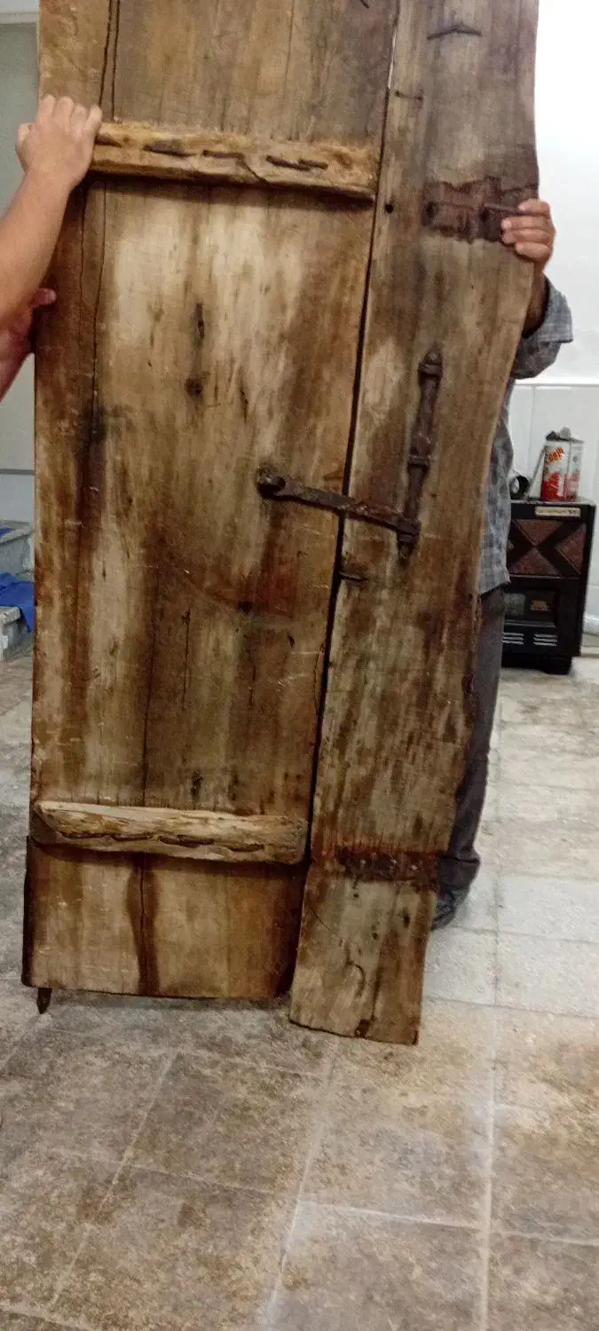 درب خانه قدیمی|کلکسیون اشیاء عتیقه|قم, شهدا|دیوار