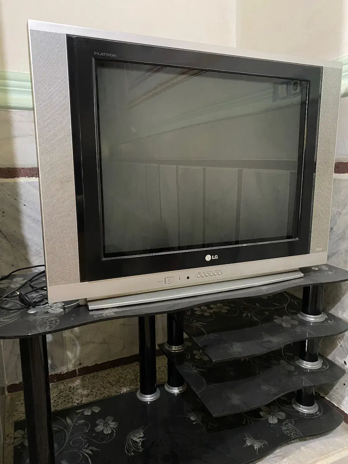 تلوزیون ۲۹ اینچ الجی و میز|تلویزیون و پروژکتور|ایرانشهر, |دیوار