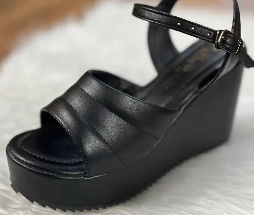 کفش پاشنه بلند|کیف، کفش، کمربند|سلماس, |دیوار