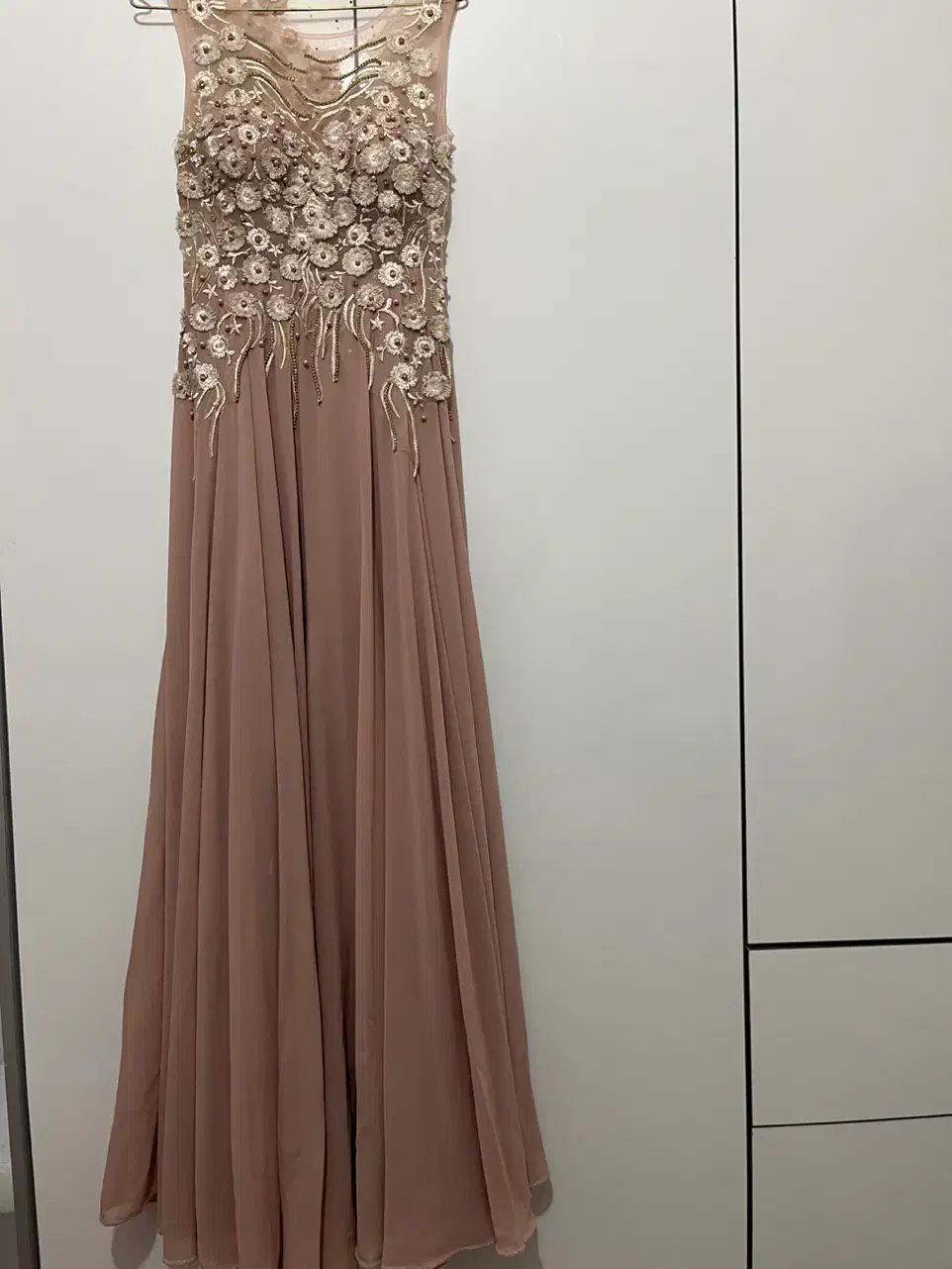 لباس مجلسی|لباس|قائن, |دیوار