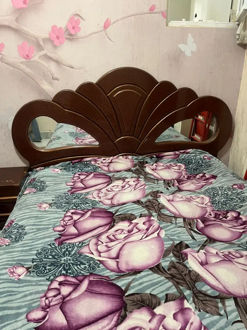 تخت بزرگ وقدیمی سالم|تخت و سرویس خواب|اصفهان, شاه پسند|دیوار