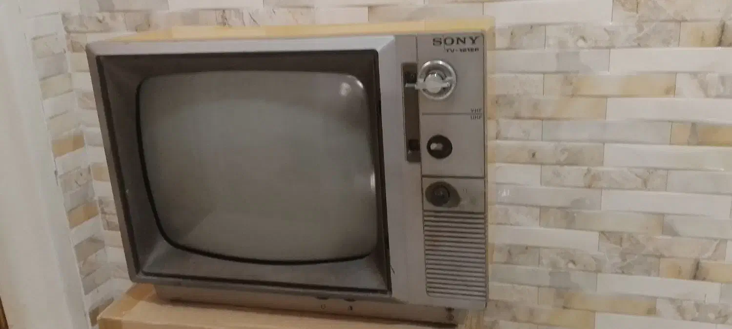 تلوزیون قدیمی سیاه وسفید|تلویزیون و پروژکتور|دلیجان, |دیوار