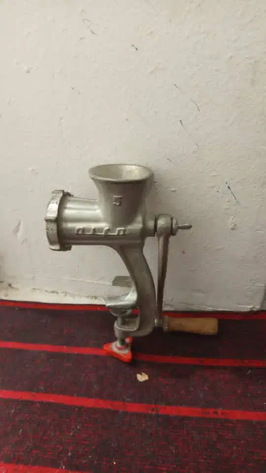 چرخ مجارستانی دستی گوشت خورد کن|کلکسیون اشیاء عتیقه|ابرکوه, |دیوار