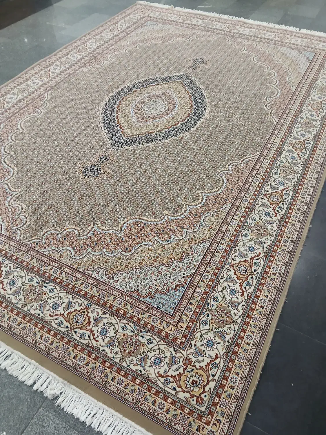 فرش ماهی ۷۰۰ شانه درحد نو|فرش|تهران, ستارخان|دیوار