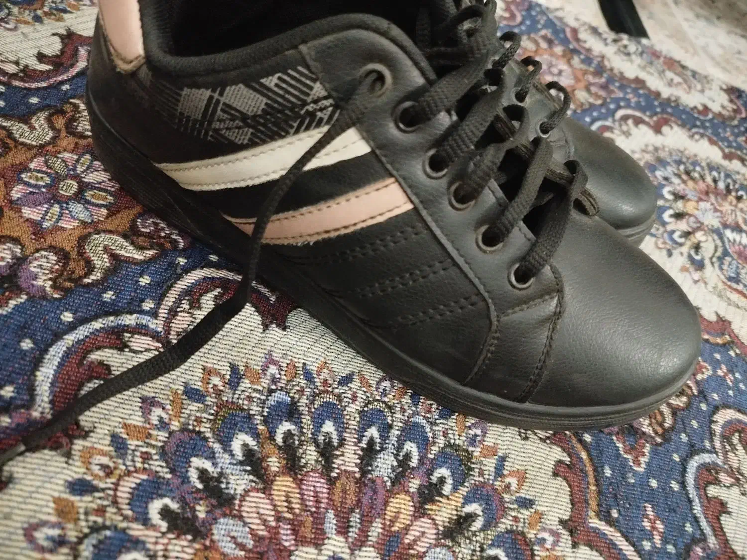 کتونی دخترانه|کیف، کفش، کمربند|رباط‌کریم, رباط‌کریم|دیوار