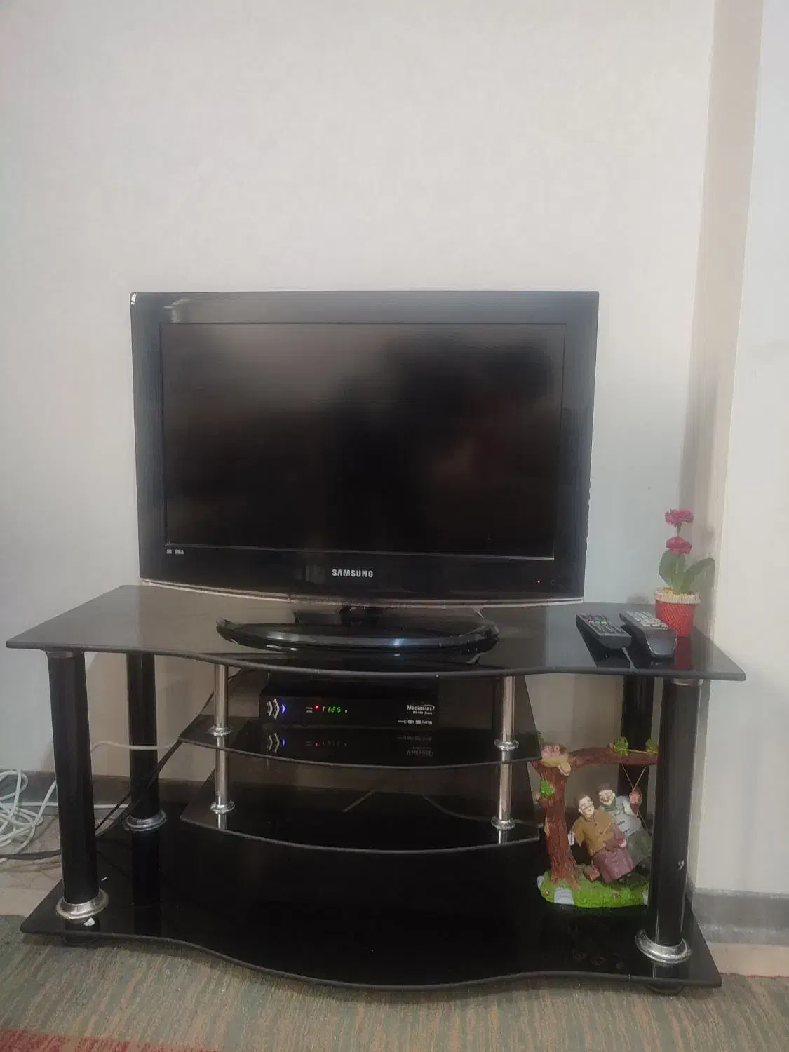 تلویزیون سامسونگ و میزش|تلویزیون و پروژکتور|شیراز, شهرک رضوان|دیوار