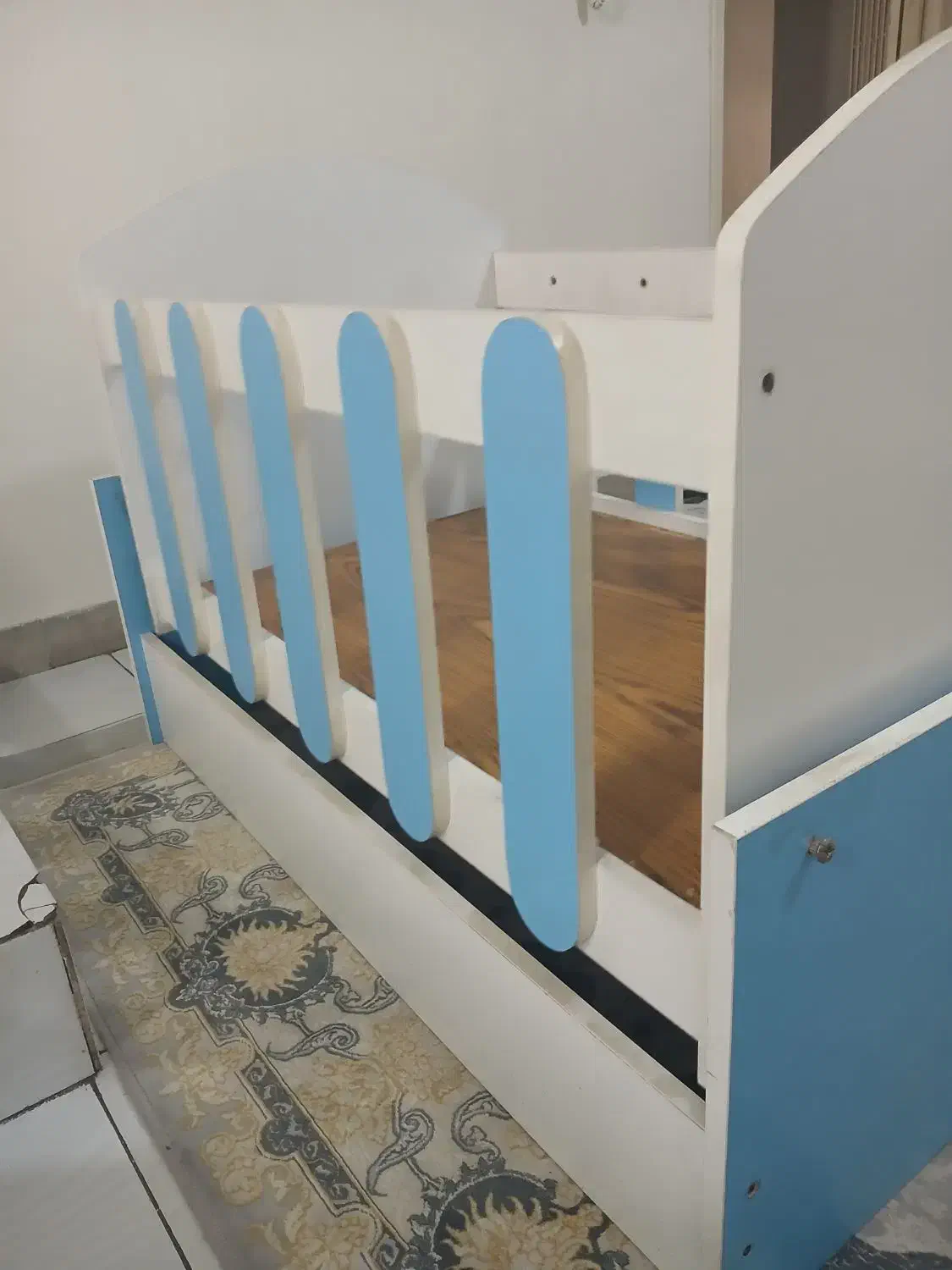 تخت کودک|تخت و صندلی بچه|تهران, نیروی هوایی (پیروزی)|دیوار