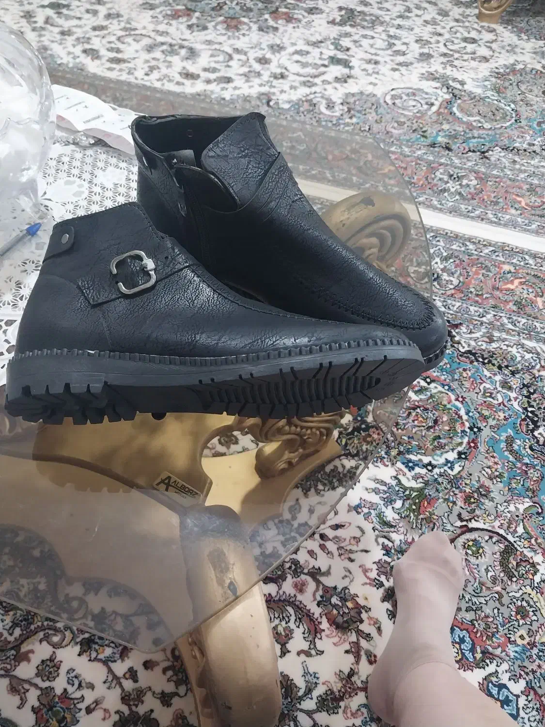 یک جفت نیم پوت|کیف، کفش، کمربند|نقده, |دیوار