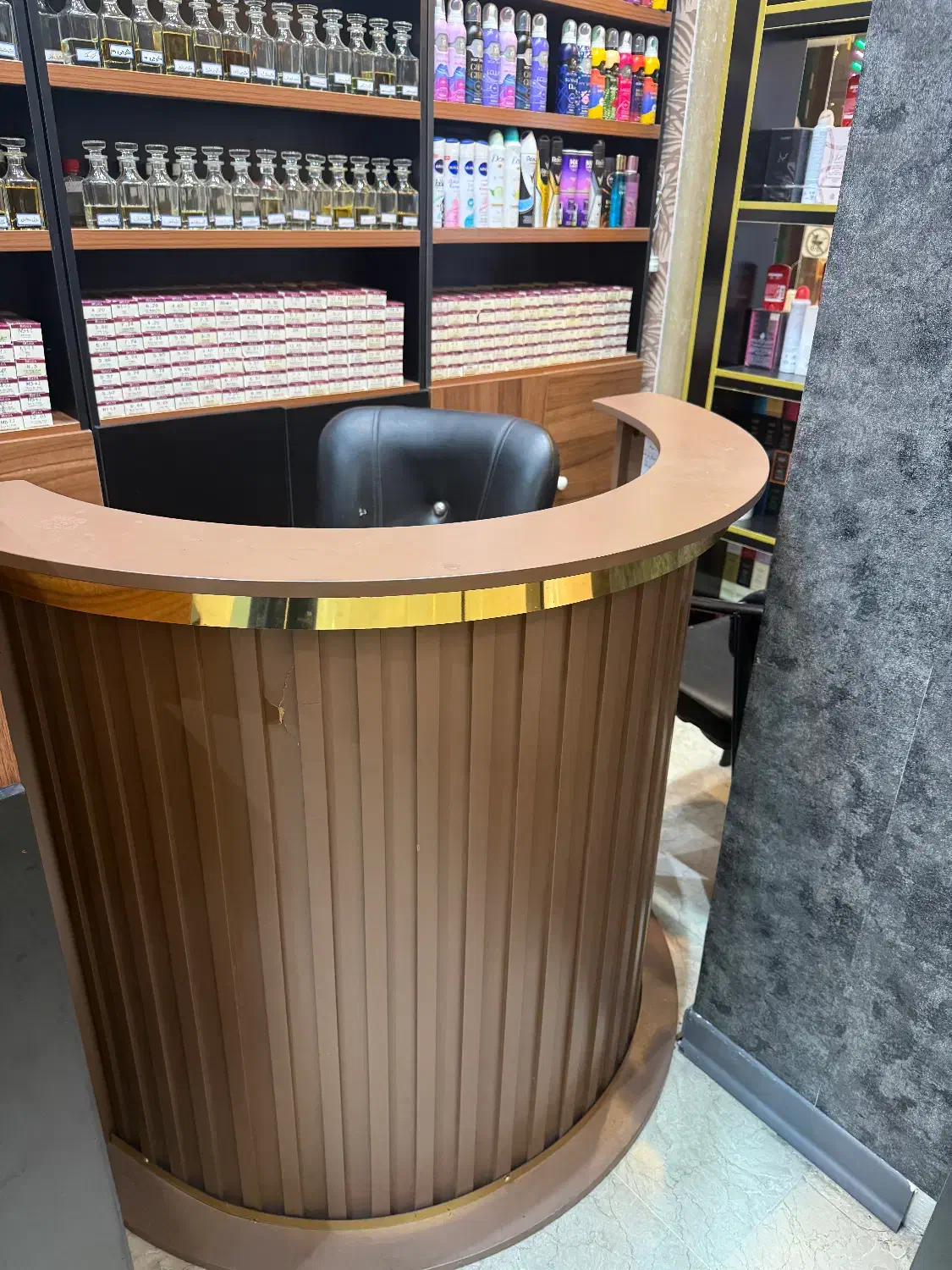 دکور فروشگاه 2 میز فروشگاهی 1 میز کانتر و 1 ویترین|فروشگاه و مغازه|تهران, مدائن|دیوار