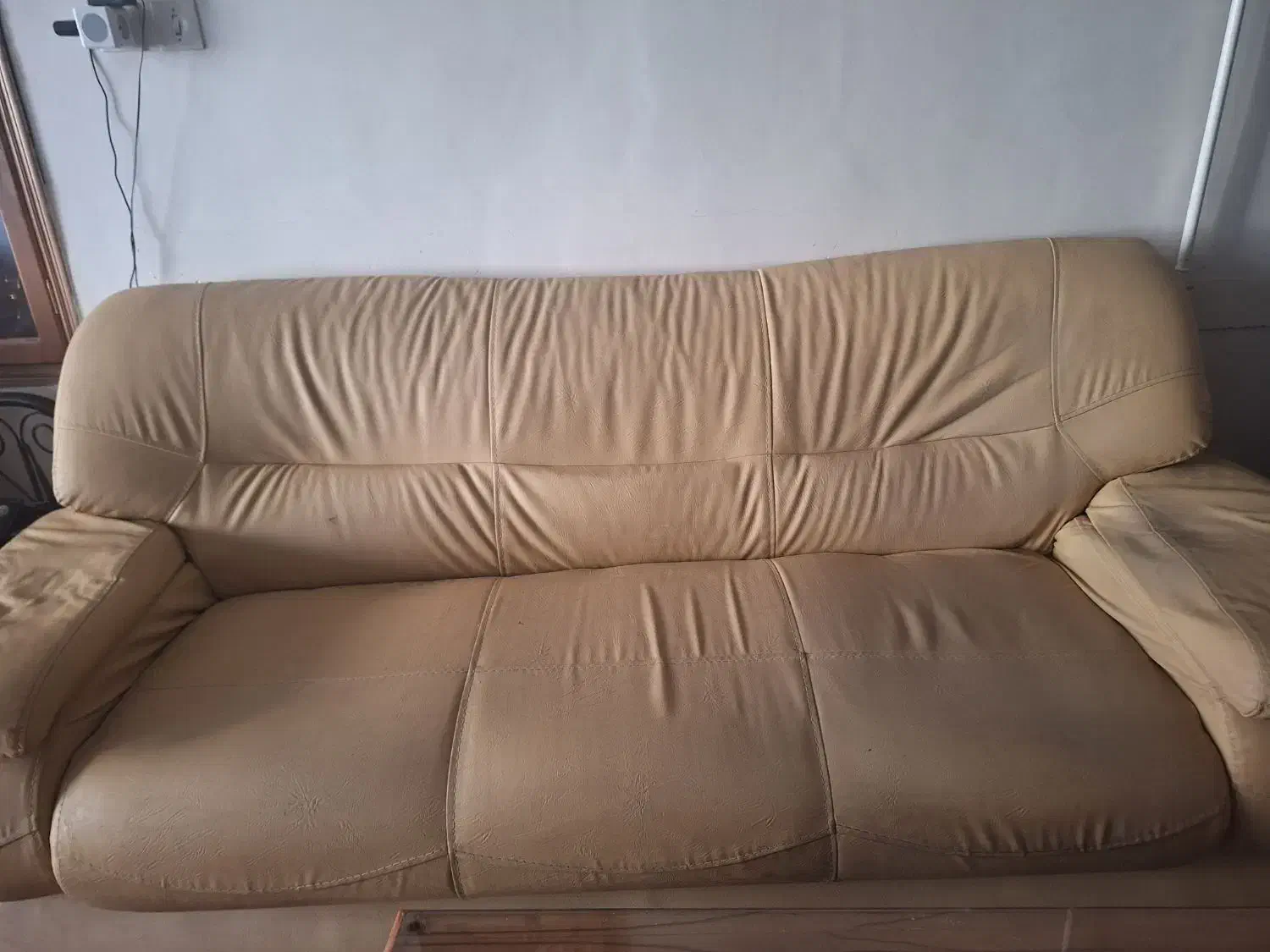 مبل چرمی کرم|مبلمان خانگی و میز عسلی|شهرکرد, |دیوار