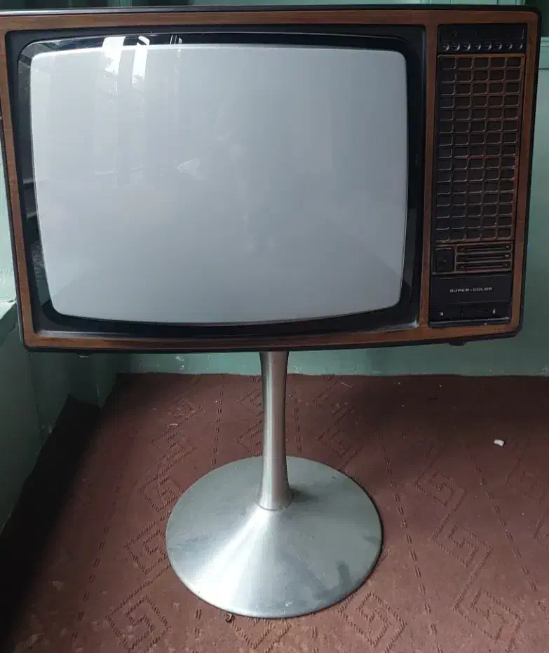 تلویزیون قدیمی|کلکسیون اشیاء عتیقه|املش, |دیوار