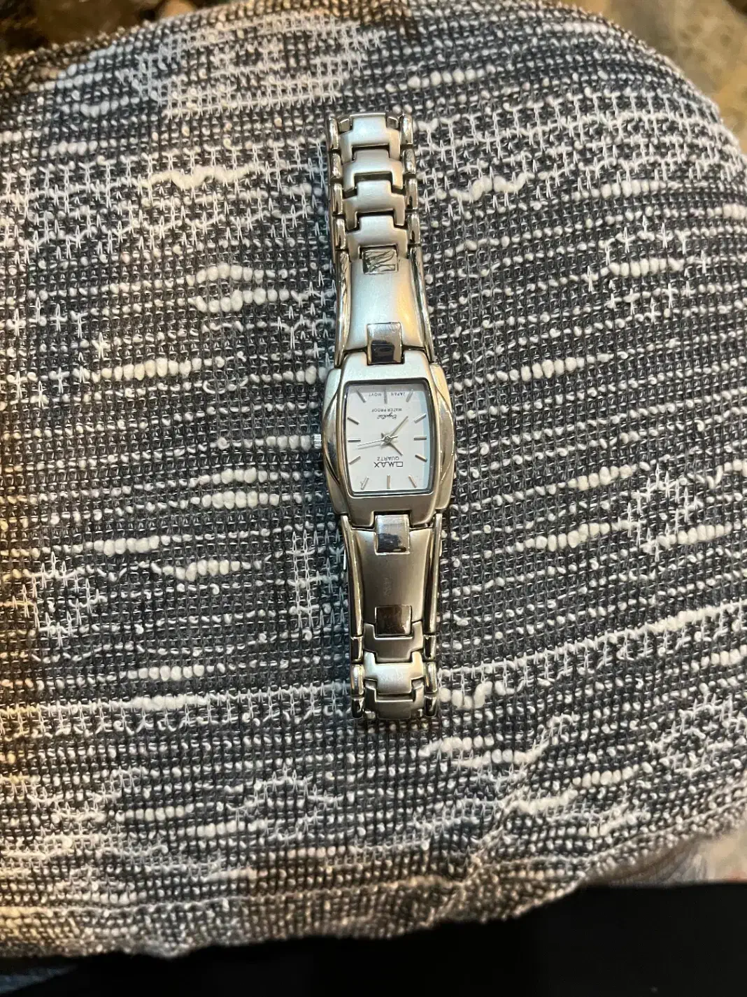 ساعت اوماکس|ساعت|اصفهان, رکن الدوله شرقی|دیوار