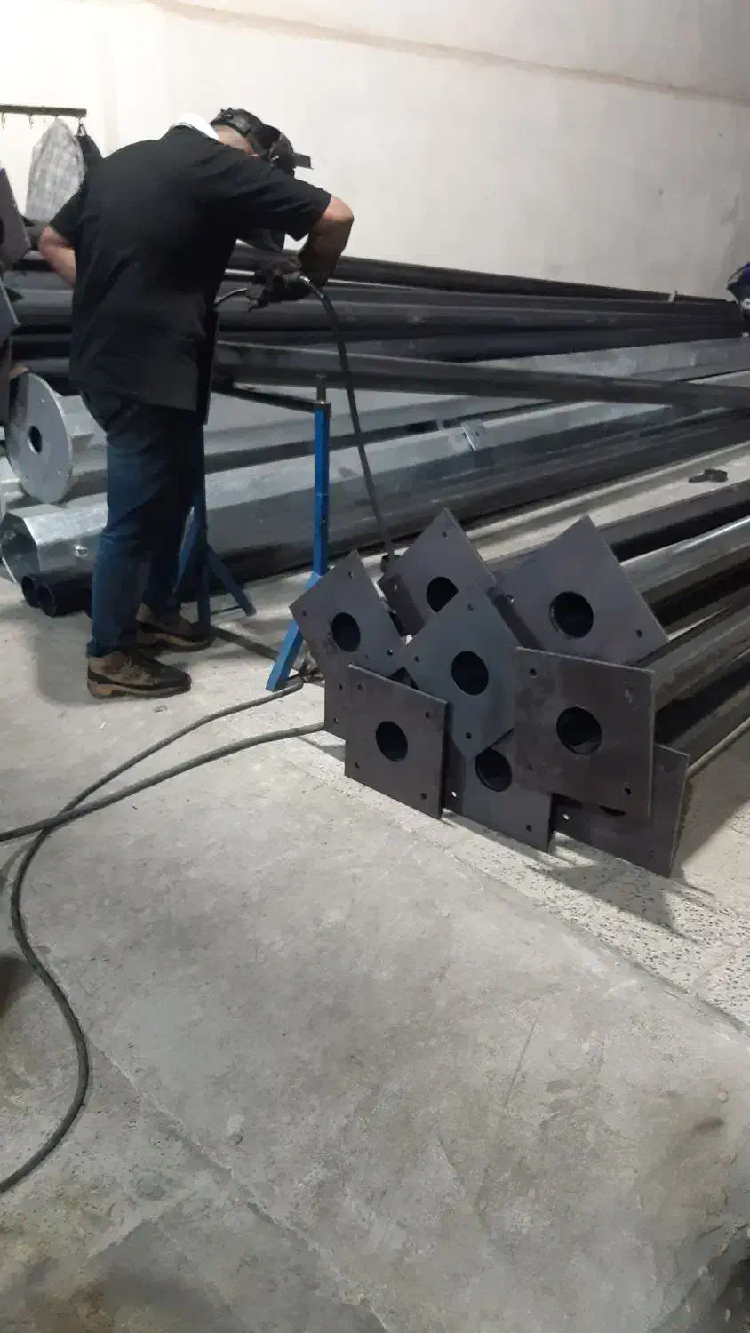 پایه چراغ و برج نوری کد ۱۷۷۱۰۰۰۲|خدمات پیشه و مهارت|آفتاب, |دیوار