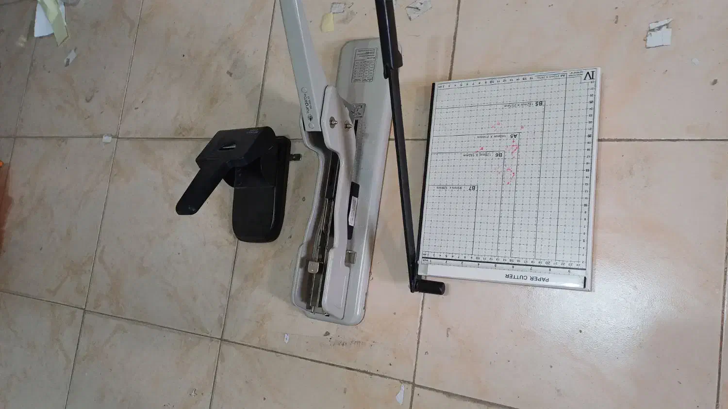 لوازم اداری منگنه کوب کاتر و پانچ|لوازم التحریر|سمیرم, |دیوار