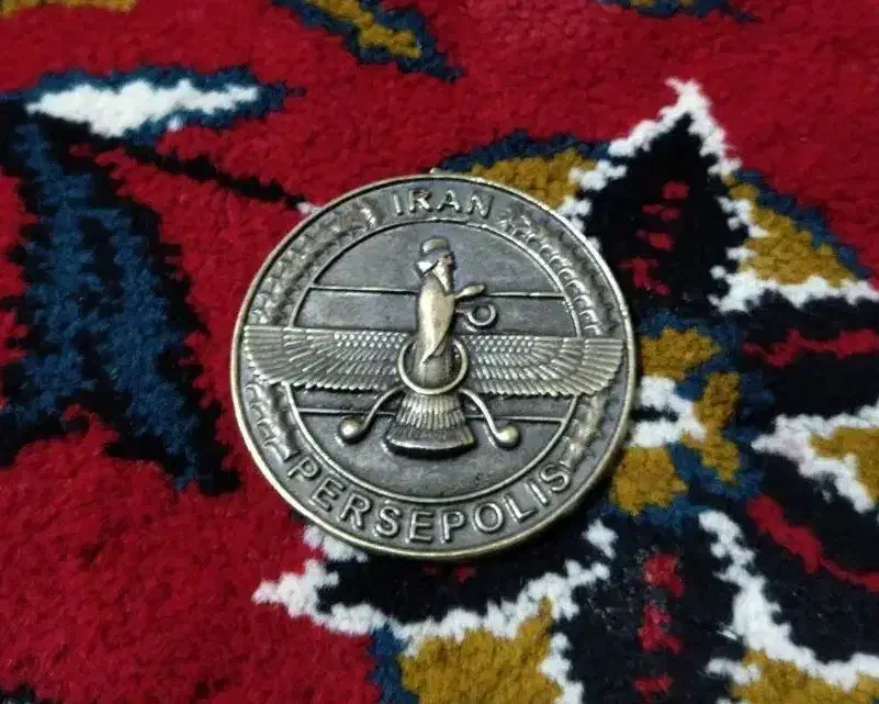 مدال فروهر پهلوی ونشانه پرسپولیس|جواهرات|تربتحیدریه, بهشت عسکری|دیوار