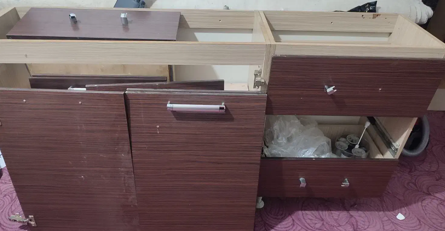 سه عدد صندلی و یک کابینت ام‌دی‌اف و درب دوتکه هال|صندلی و نیمکت|بندر گناوه, |دیوار