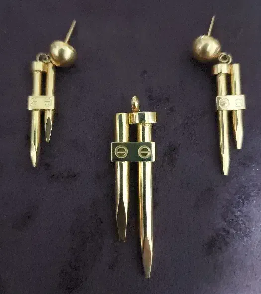 گردنبند و گوشواره|بدلیجات|اصفهان, خانه اصفهان|دیوار