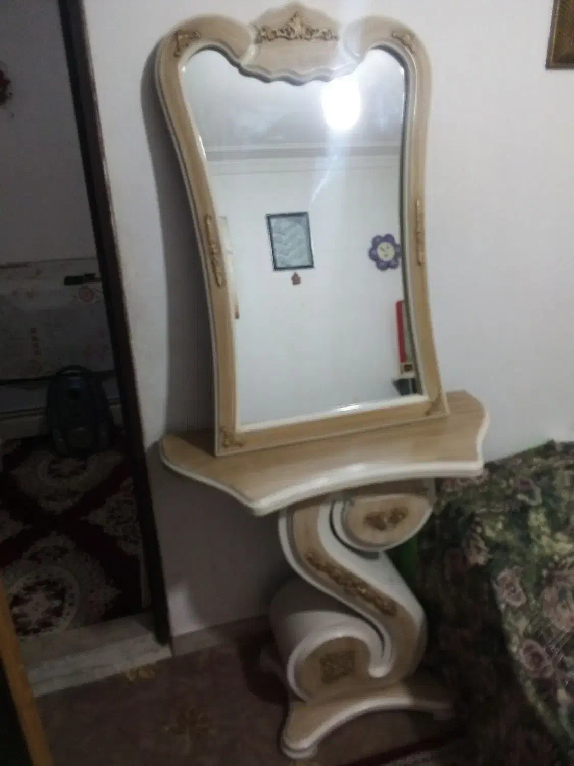 آینه|آینه|نسیم‌شهر, |دیوار