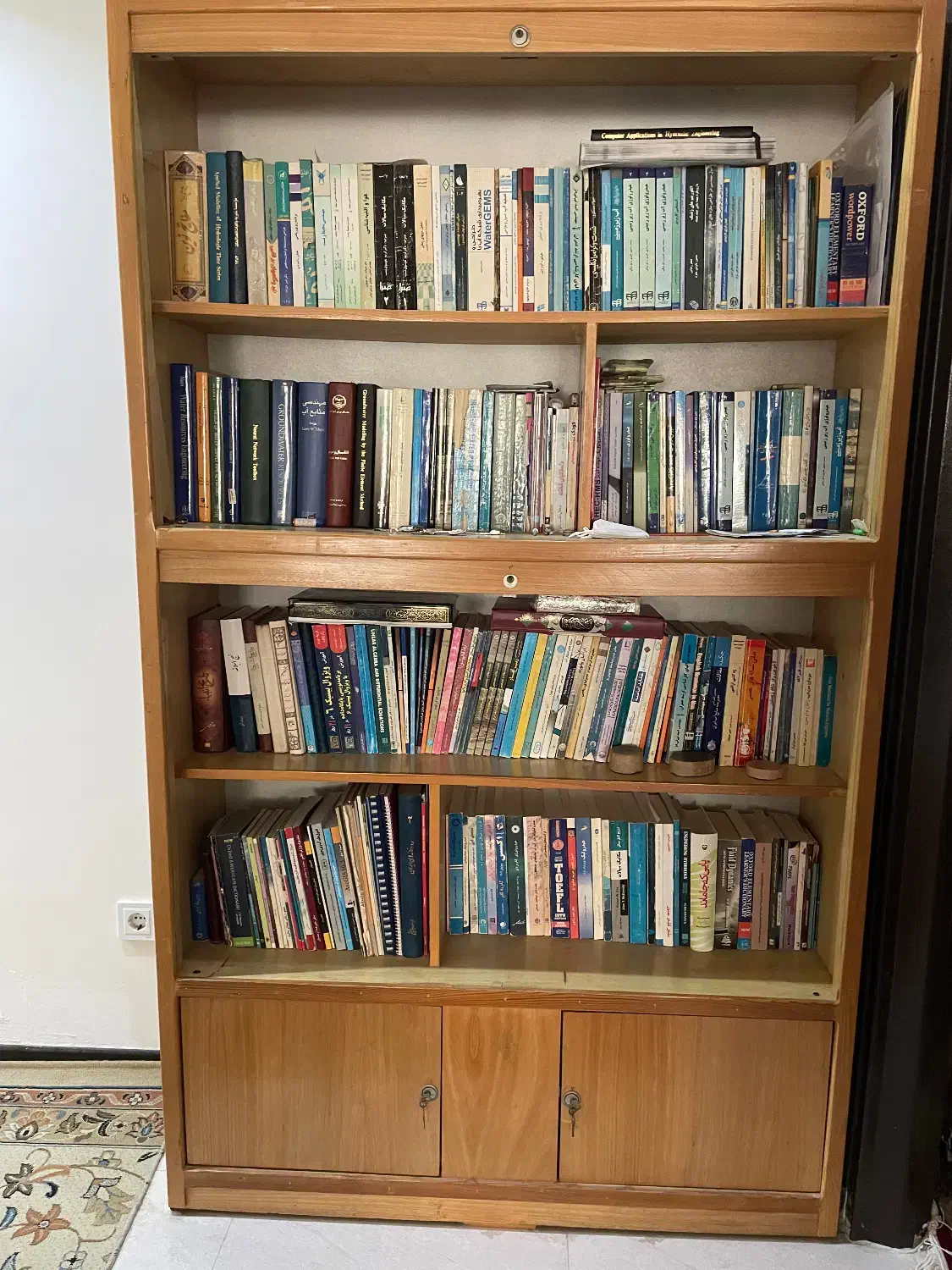 کتابخانه چوب نَرات .|کتابخانه، شلف، قفسه‌های دیواری|بابل, |دیوار