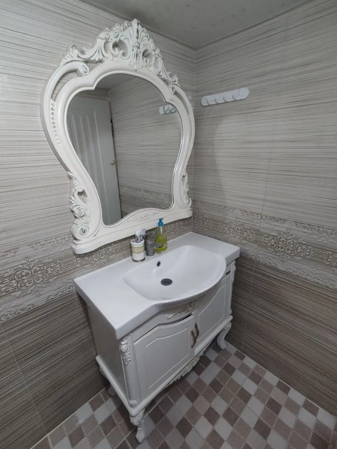 روشویی به همراه کمد و آیینه|لوازم سرویس بهداشتی|صومعهسرا, |دیوار