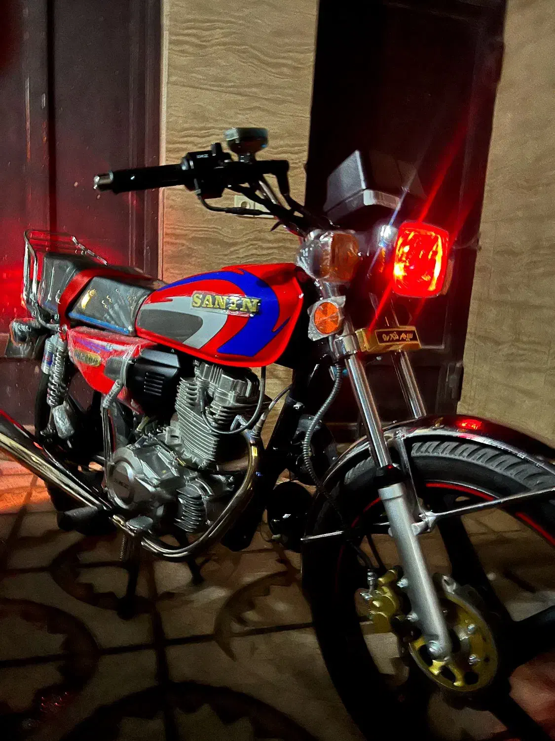 سنین 200|موتورسیکلت|قدس, شهر‌قدس|دیوار