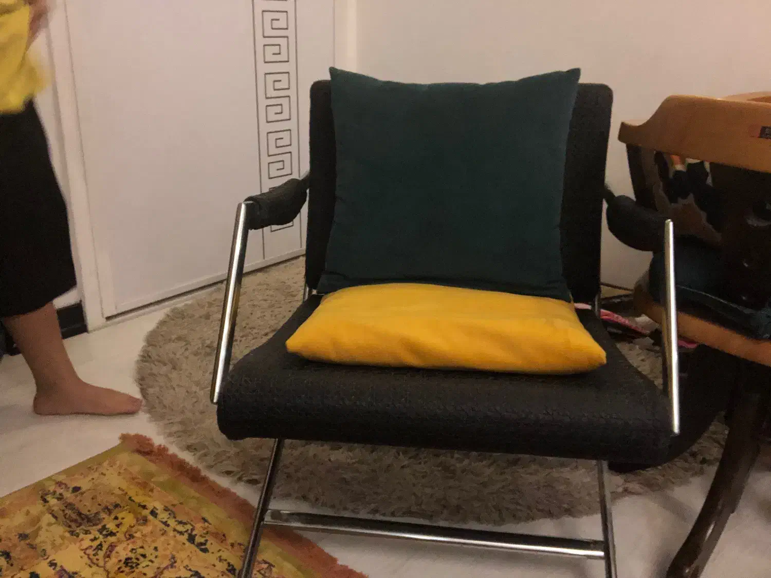 صندلی تکی  تمام چرم حصیری مشکی پایه استیل در حد نو|صندلی و نیمکت|کیش, |دیوار