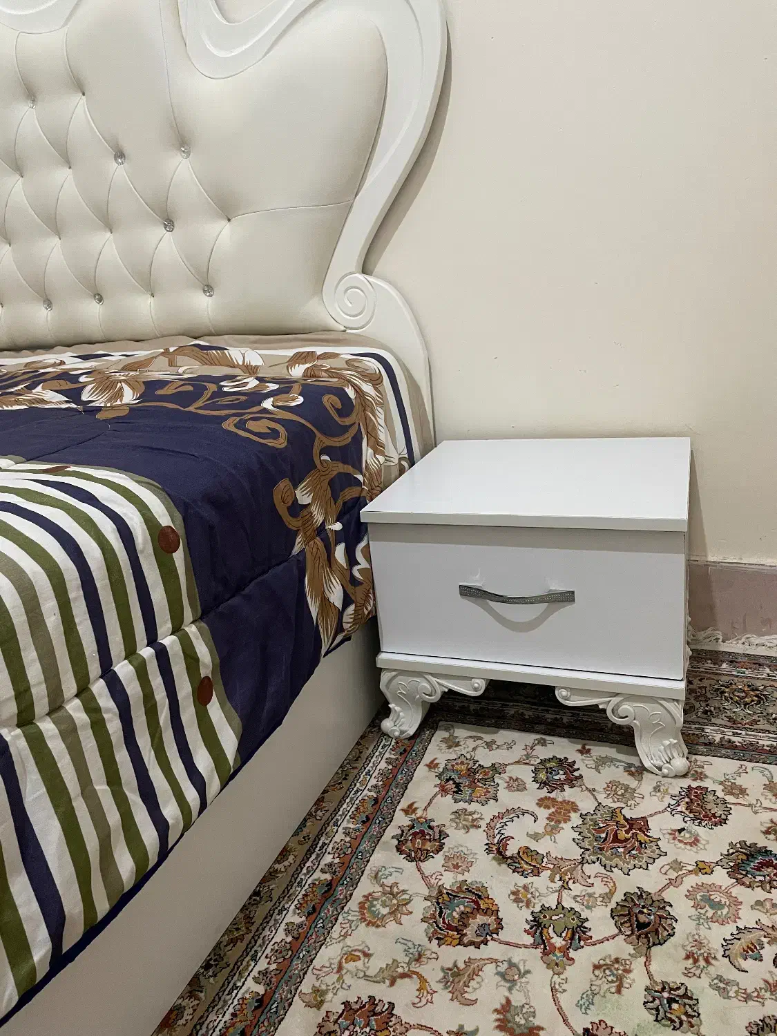 سرویس خواب در حد نو|تخت و سرویس خواب|زاهدان, |دیوار