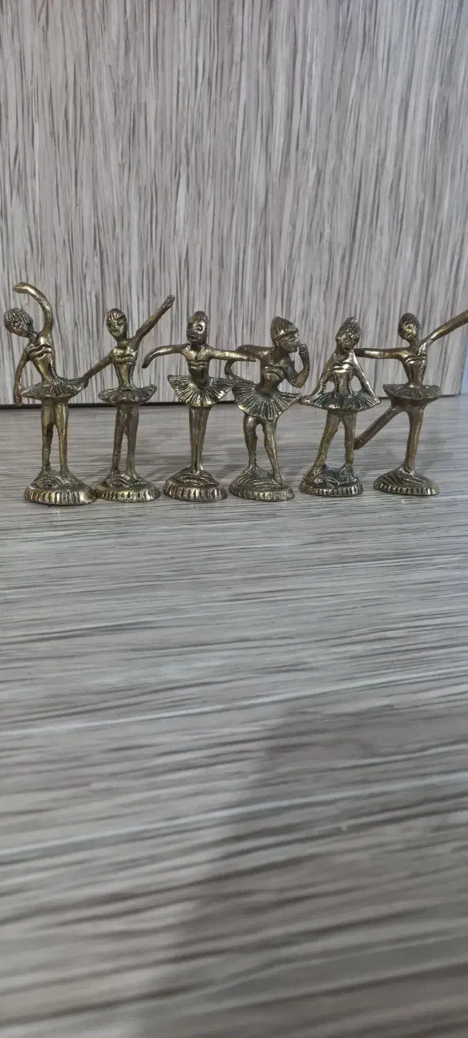 تعدادی مجسمه برنزی|مجسمه، تندیس، ماکت|رباط‌کریم, نصیرشهر|دیوار